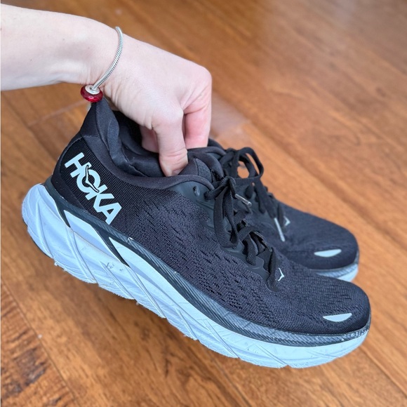Hoka One One Clifton 8 Running Shoes Women’s Size 7B Black/White - Picture 2 of 10